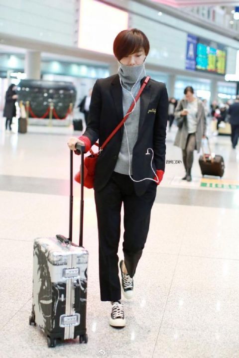 王珞丹穿小西装推着行李箱现身机场好酷,用高