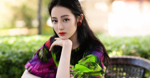 同样参加央视晚会，杨紫和迪丽热巴风格却完全不同，谁更美？