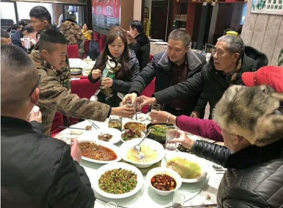 “严冬难挡暖暖亲情”明轩亲子见面会暨团年饭