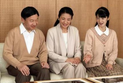 日本天皇即位大典皇后缺席,女大臣却破天荒去