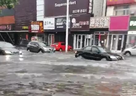 东营突迎今年首场暴雨 网友呼喊：回家需要来条船