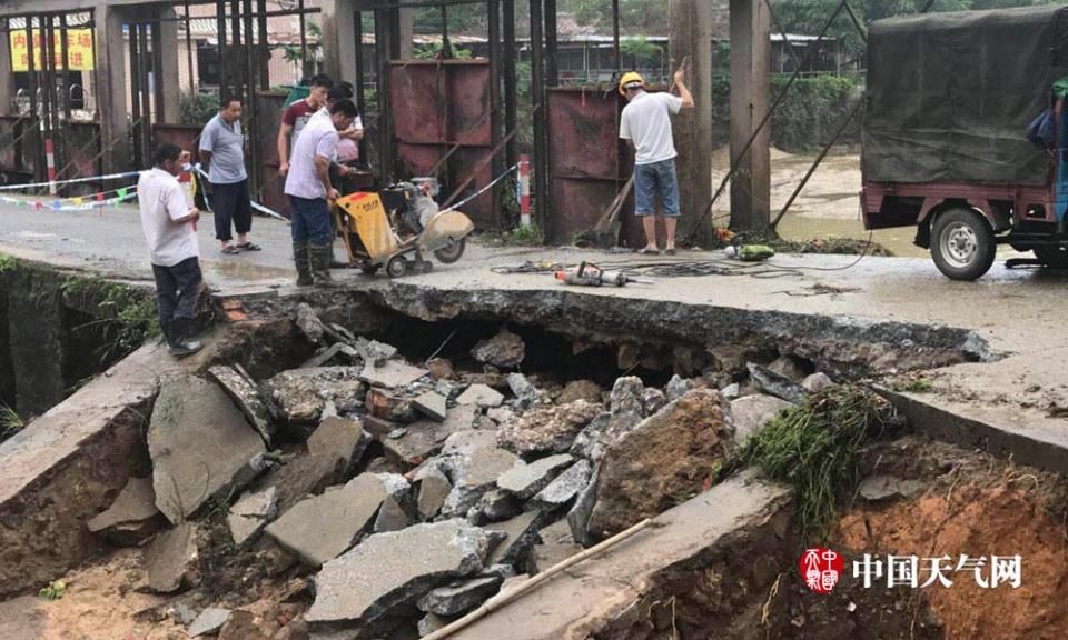 广东江门恩平普降大暴雨 路桥设施被洪水冲毁