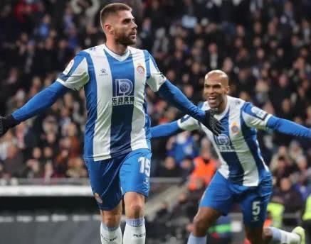 武磊攻破巴萨球门李铁