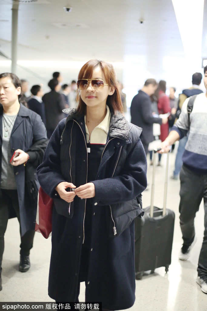 组图:台湾女星陈意涵现身虹桥机场 衣着朴实低