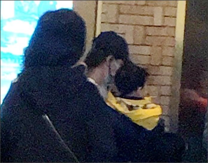 Baby将儿子带身边工作 小海绵侧脸曝光头发浓