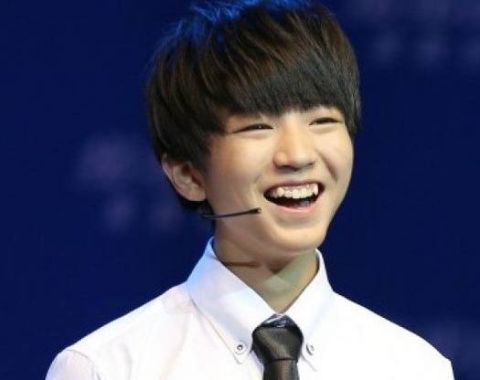 娱乐圈的四位男星大笑照片,王俊凯的最活泼,鹿