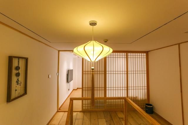 谁说只有冬天才能泡温泉，在这儿，春末的温泉比冬季更有料