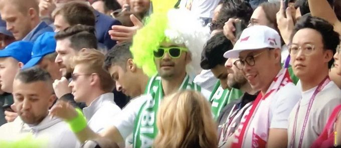 真球迷!陈奕迅吴秀波现身世界杯 eason还与校