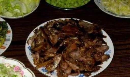老板来家吃饭，媳妇做家常菜招待，老板看一眼竟说要出去吃……