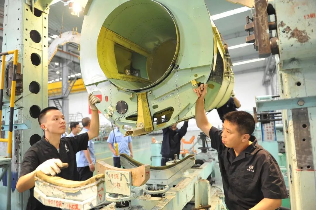 航空工业首架FTC-2000G进入前机身总装