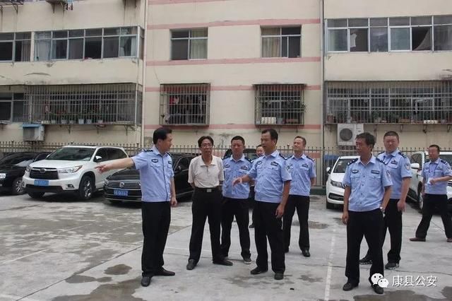 康县公安局党委班子成员督导检查城关社区警务