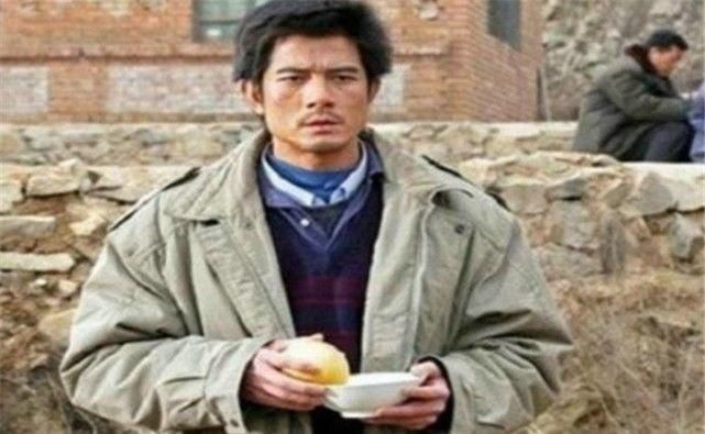 出演农民工的四位男星,刘德华神似,最后一位根本不用演