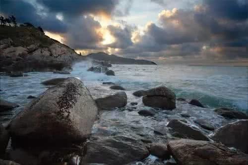 东与大角湾相邻，西与马尾岛相邻