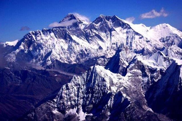 你只知道珠穆朗玛峰8844米高，你知道它有多长吗？