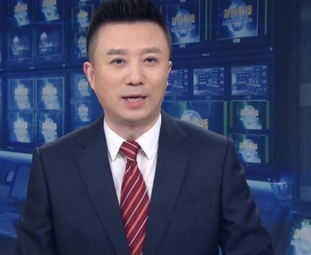 《新闻联播》第4次换新人!郑丽惊艳出场首秀第一,优雅不输董卿