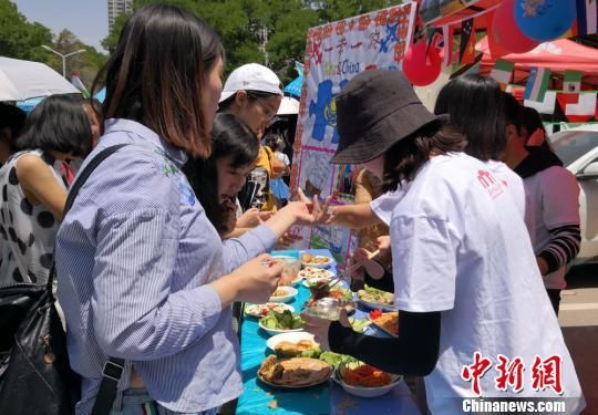 24国留学生兰州展各国风情 大学生一饱眼福口福