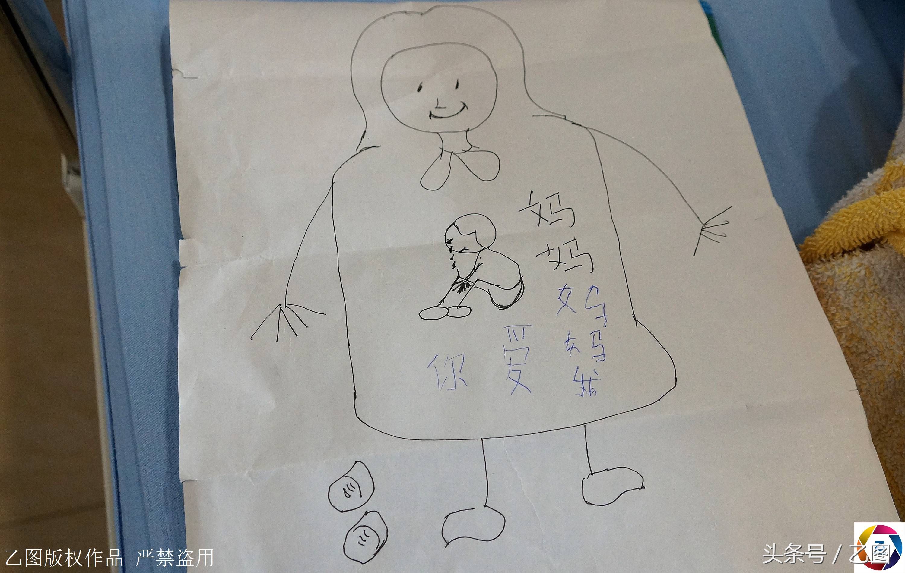 重病女孩妈妈消失，每天抱着她衣服睡觉，画了个妈妈和流泪的自己