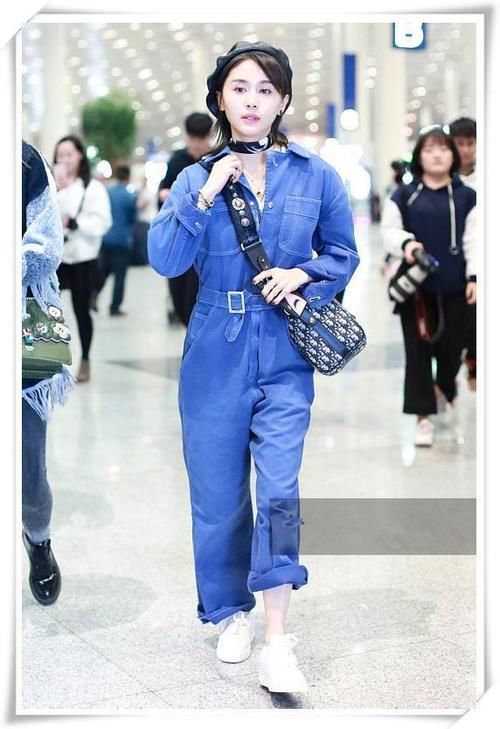 一直看到内裤文穿图片裤胸下全是腿,以为赵丽透明女生连体王子图片