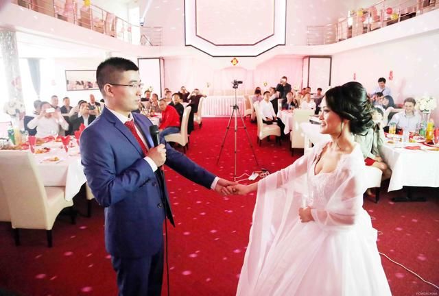 儿子嫌母亲穷酸，不让她参加婚礼，突然来一贵宾，让他瘫软在地