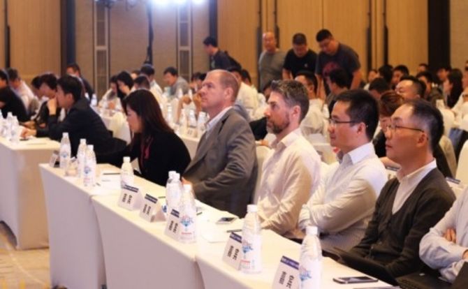 智慧前行,蓝鸽集团张新华出席智慧校园建设论