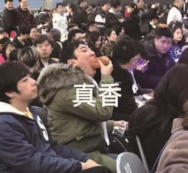 王校长也是自带热搜体质,近日频繁登上热搜,王思聪吃热狗表情包已经快