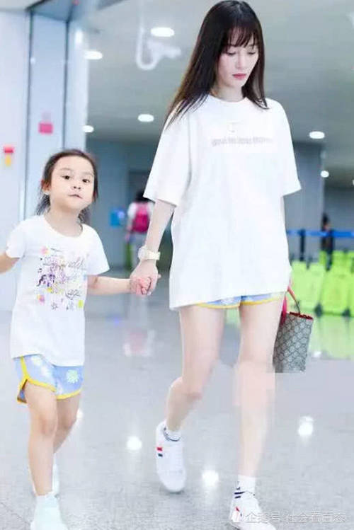 李小璐近照曝光,一身运动装嫩成18岁与同行甜