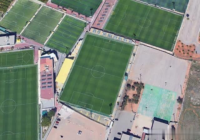 西班牙第三级别联赛球场:武磊和高雷雷的球队