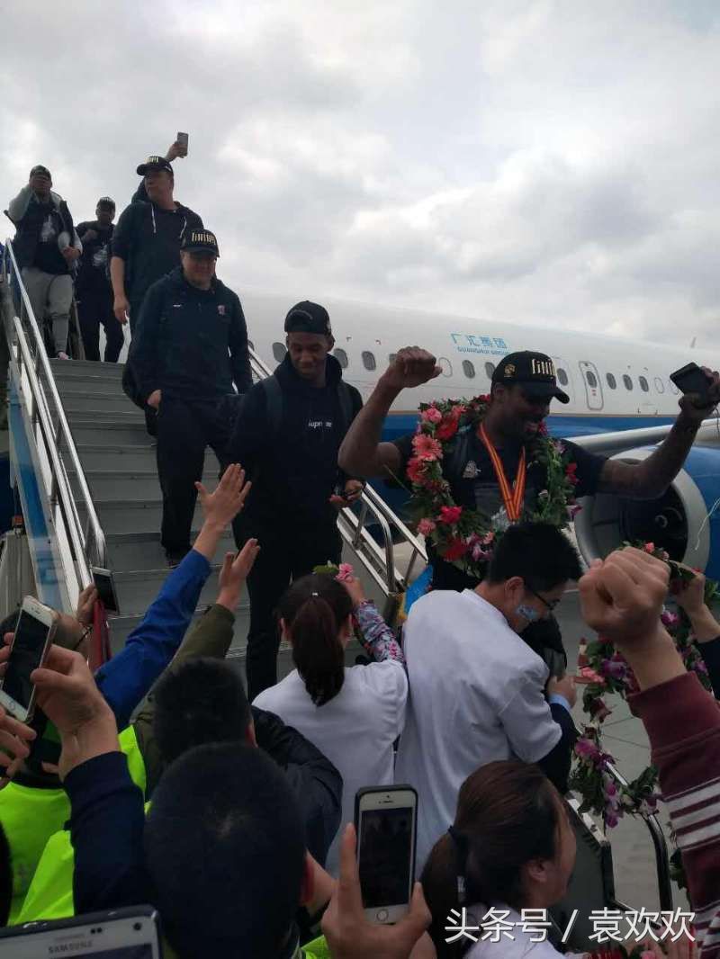 CBA总冠军新疆男篮载誉而归 球迷太热情 球员