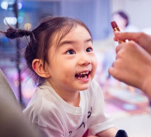 戚薇女儿出镜,小小年纪看见化妆品后眼神发光