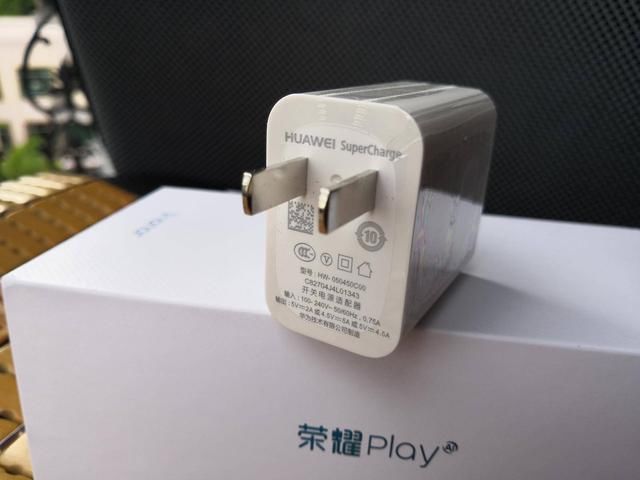 荣耀PLay值得买吗?开箱揭秘告诉你!
