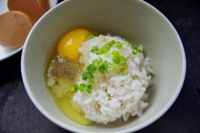 米饭加鸡蛋怎么做才好吃 t014edc58debc702486.jpg