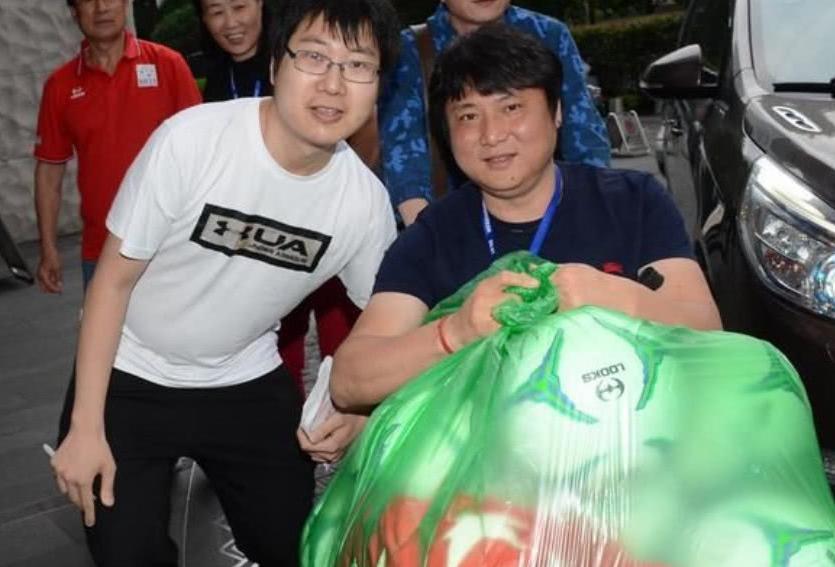 退役国足球星的现状,郝海东成为足联总经理,而