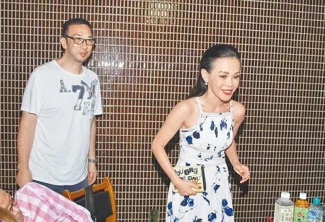 彭佳承认离婚！与男子街头热吻只是“好朋友”？前夫曾求婚三次