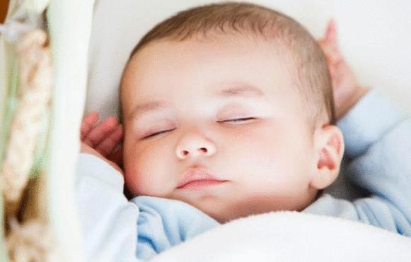 宝宝睡觉时, 喜欢举手, 需要纠正过来吗? 儿科