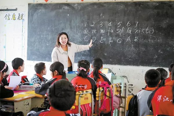 山村教师也是中国青年我的青春是奉献在与世隔绝的实验室里在四下无人