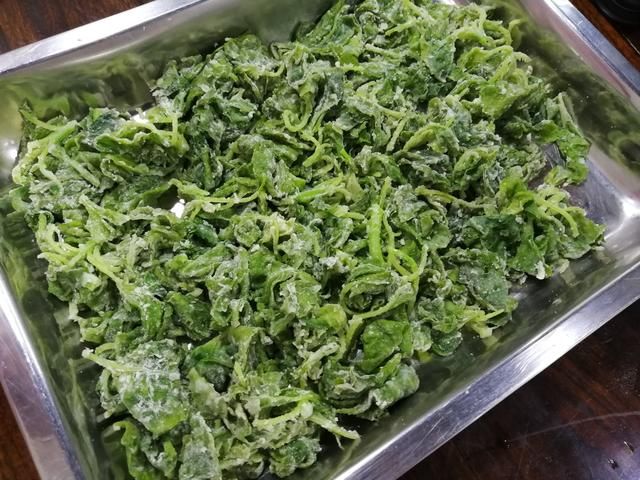 蒸野菜时,先拌点植物油再撒面粉,这样蒸出来的菜散松又鲜亮!
