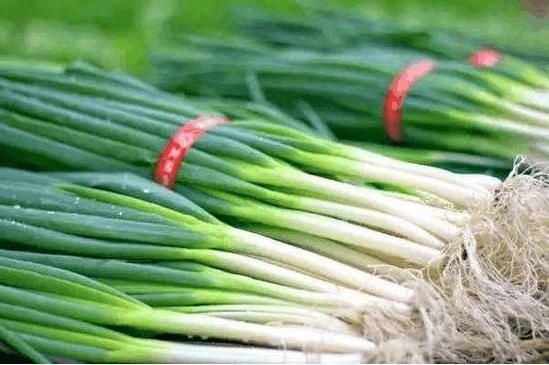 俗语:娘娘葱,独头蒜,仰头女,低头汉,说到了农村