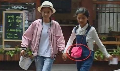 计》:农村女孩吴欣媛跟爸妈游玩,身上的包意