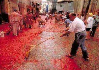 西班牙民众喜迎番茄节,上演番茄大战