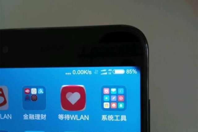 刚买的小米6屏幕右上角漏液,网友:你买的是三星S8