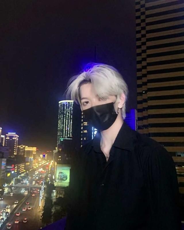  quot;鸭嘴兽 quot;变身小矮人？七鹤大人和女友拍照，一个坐着一个站着高度差不多！