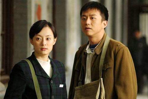 孙俪邓超机场被粉丝群挤散,她下意识回头找,他