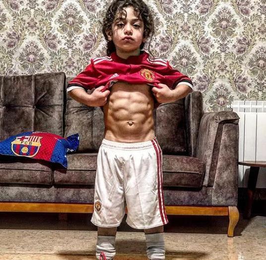 伊朗5岁足球神童天赋过人,8块腹肌超同龄梅西