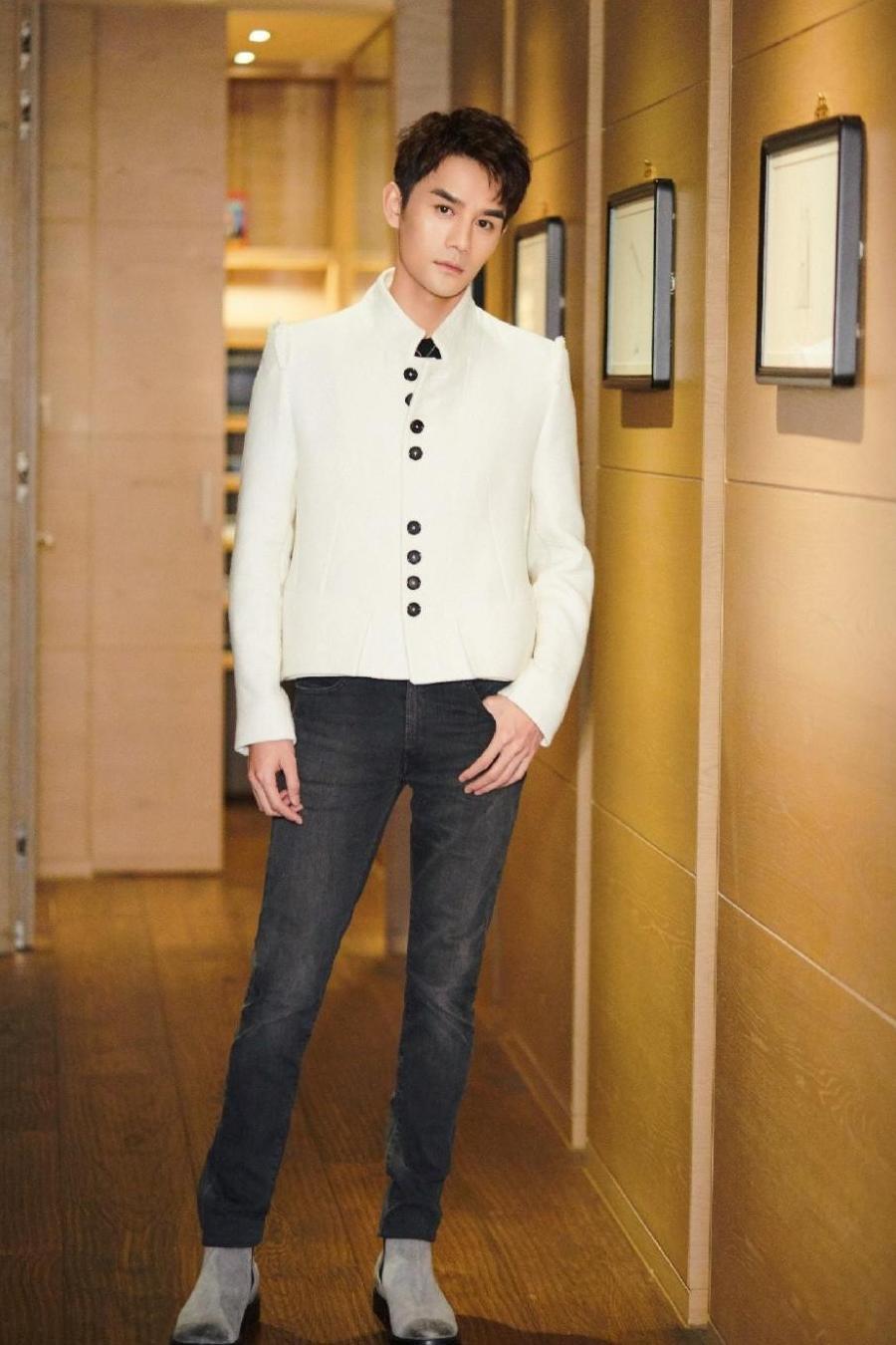 王凯白色短外套搭配小脚牛仔裤, 粉丝日常开赞