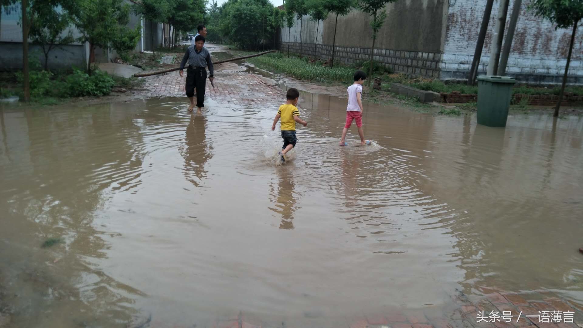 大雨过后，农村的街道变成了这个样子