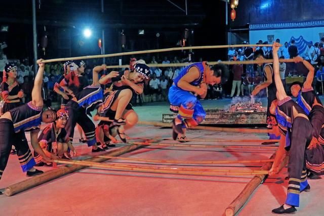 广西巴马看瑶族花式跳竹竿