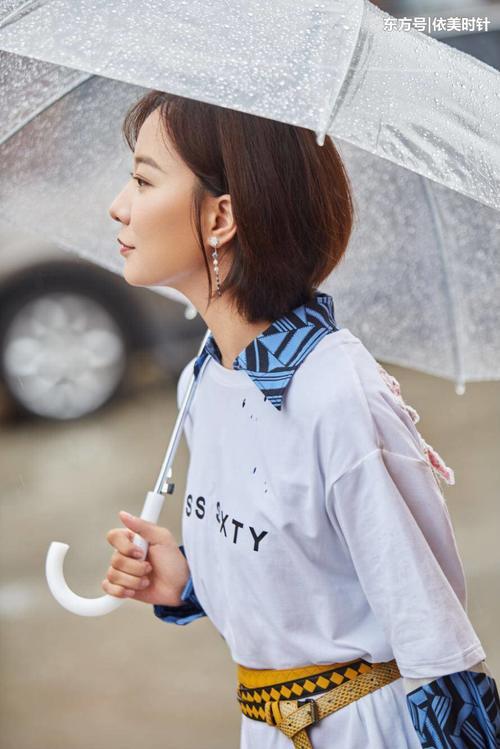 王珞丹阔腿裤配白色蝙蝠装现身机场,网友:换双