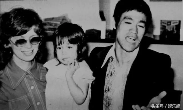 直击李小龙葬礼,妻子披麻戴孝不知其死因,儿子多年后也被射杀! - ljj_1951 - ljj_1951的博客 直击李小龙葬礼,妻子披麻戴孝不知其死因,儿子多年后也被射杀! - ljj_1951 - ljj_1951的博客