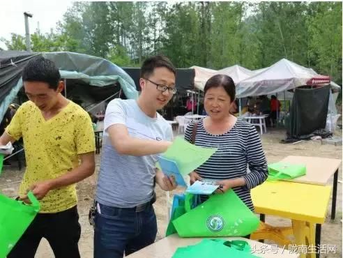 甘肃两当左家乡泰山庙会，现场人山人海，热闹非凡，但还要注意…