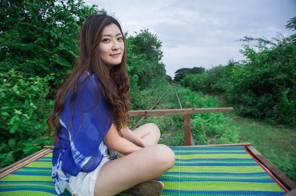 全球独一无二的“竹火车”，就像坐在竹筏上，司机用竹竿撑着前行